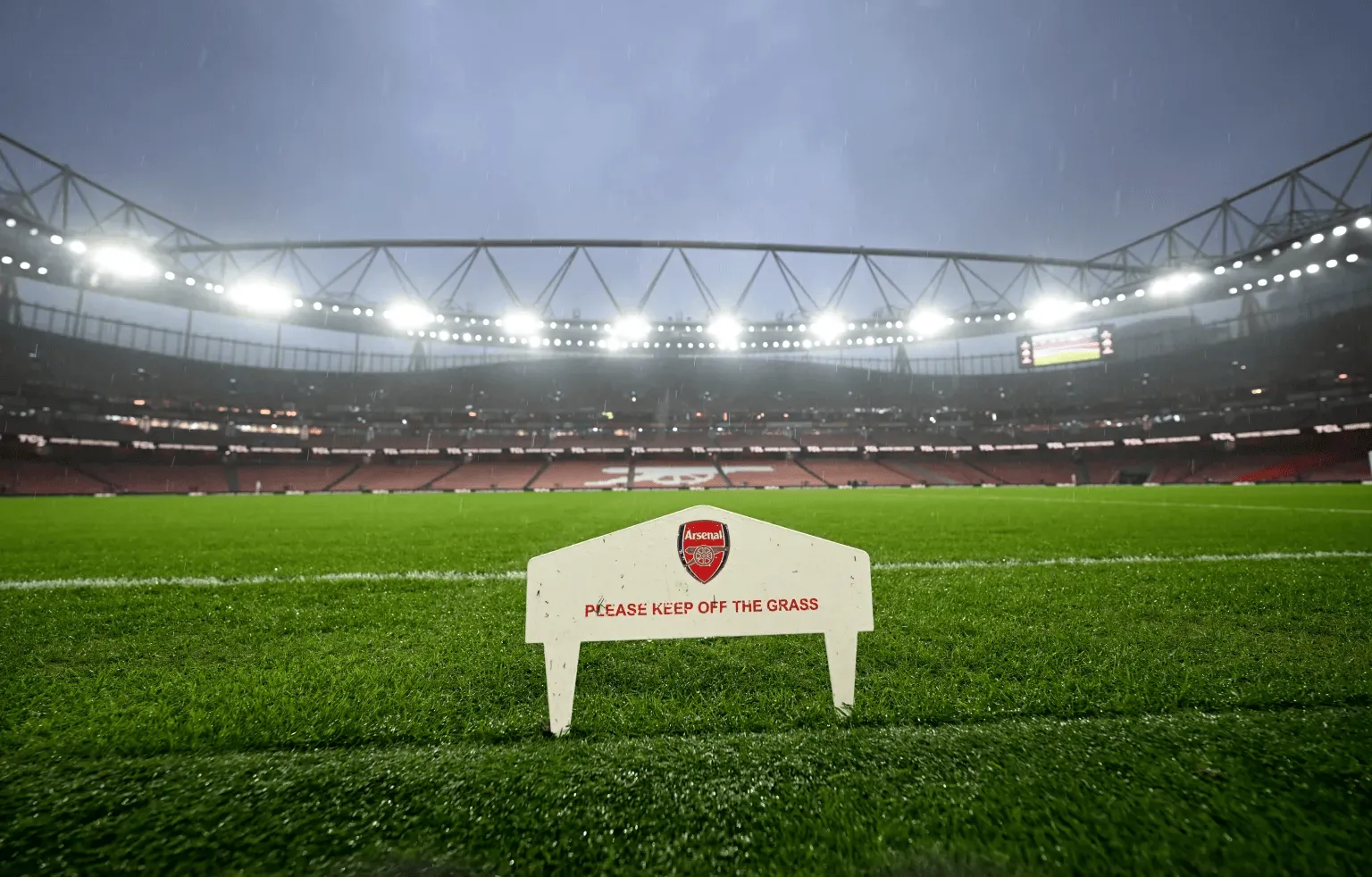 爱游戏官网-跟队：阿森纳赛程太密集导致酋长草坪受损严重，或无缘评奖